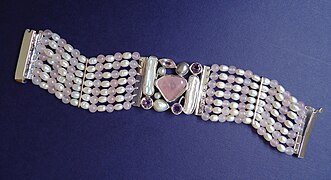 Brazalete de gemas y plata.