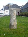 L'autre des deux stèles protohistoriques situées devant la chapelle Saint-Philibert.