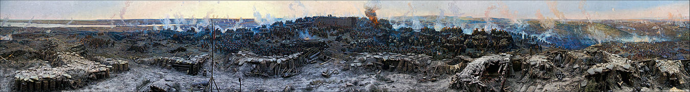 Peinture panoramique d'une scène de bataille. Des soldats en uniformes et des casquettes bleu sombre, une double bandoulière blanche et un col rouge sont déployés en rang serré dans des tranchées dévastées et jonchées de décombres en tous genres. Sur la gauche, des soldats approchent depuis une ville située en contrebas en bord de mer tandis que violents combats au corps-à-corps se déroulent dans un paysage vallonné à droite.