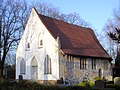 Kirche mit Friedhof, Feldsteinmauer und Glockenstuhl mit zwei Glocken