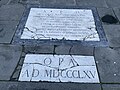 La tombe de Niccolo Matas est située au pied du portail central de la basilique Santa Croce de Florence