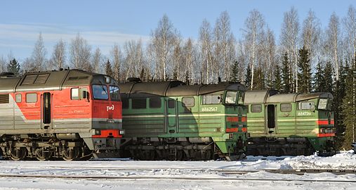 Справа налево: 2ТЭ116 ранних выпусков, 2ТЭ116 поздних выпусков и 2ТЭ116У; смена бригад по ст. Демьянка