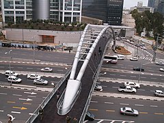 Puente para peatones sobre la autovía.