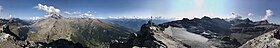 Panorama vanaf de Daubenhorn met zicht op de Gemmipas (links), Leukerbad en de Grossstrubel en Steghorn (rechts)