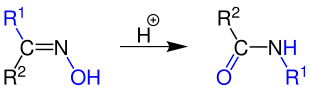 Reaktionsmechanismus der Beckmann-Umlagerung. Die blaue Markierungen stellt die Umlagerung von Atomen in den Vordergrund