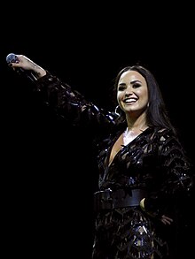 Demi Lovato účinkující na koncertě v rámci Tell Me You Love Tour v Glasgow, 2018