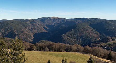 Blick vom Eugen-Keidel-Turm zum Feldberg; davor das St. Wilhemer Tal