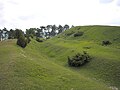 remparfosaĵo ĉirkaŭ la altplataĵode la monto Ipf. orienta flanko al sudo kun la remparkrono de la antaŭremparo