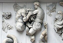 Astréos ou Éther combattant un Géant à tête de lion sur la frise sud de la Gigantomachie du Grand autel de Pergame (conservée au musée de Pergame de Berlin).