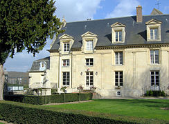 L'aile du château accueillant la mairie du village.