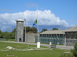 Vězení na Robben Islandu, v pozadí Stolová hora