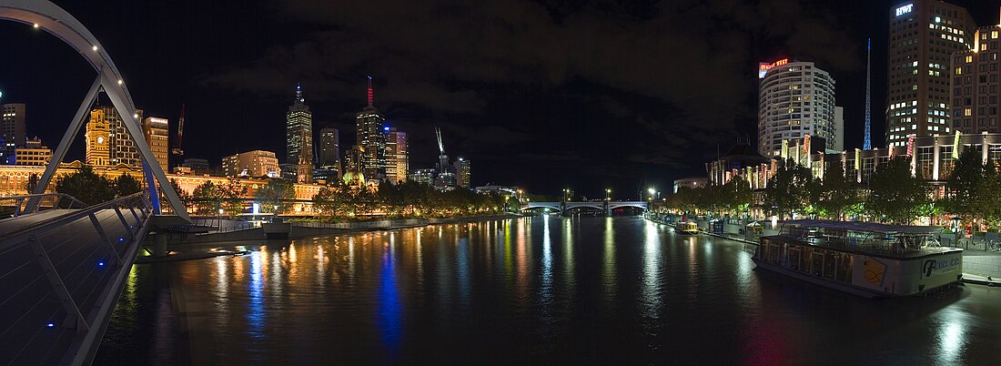 Panorama pada waktu malam iaitu Sungai Yarra, Australia yang mengalir melalui Melbourne Tengah serta terdiri daripada deretan pusat perniagaan pada sebelah kiri dan Southbank pada sebelah kanan.