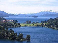 Vue des lacs Moreno (de face) et Nahuel Huapi (au fond), séparés par la pénínsule Llao Llao.