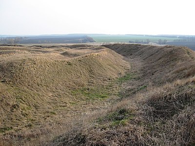 Залишки укріплень Більського городища скіфських часів (кінець VIII—початок III століть до н.е.). Загальна площа городища 4400 га. Для порівняння площа Вавилону — 900 га. Складається з трьох укріплених поселень, об'єднаних однією фортечною стіною валів загальною довжиною — 33833 метра.