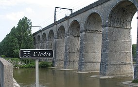 Photographie en couleurs d'un viaduc ferroviaire représenté en contre-plongée.