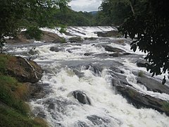 വെള്ളച്ചാട്ടത്തിന് മുകളിലെ പുഴയിലെ ദൃശ്യം