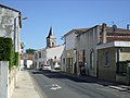 Le centre-bourg, avec le clocher de l'église en arrière-plan