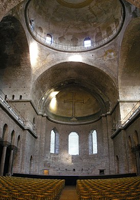 A igreja bizantina de Santa Irene, Istambul, com sua cúpula assentada sobre pendículos.