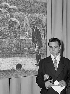 Stanislav Tereba s cenou za vítězství v soutěži World Press Photo za fotografii „Brankář a voda“