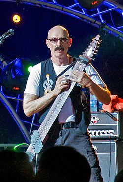 Tony Levin soittamassa Chapman Stickiä vuonna 2010.