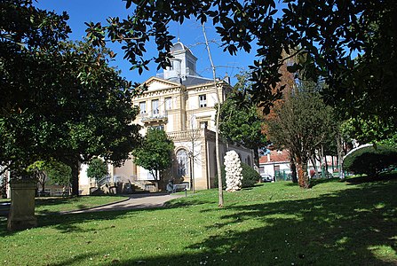 Fachada Sur de Villa Munda y su jardín.