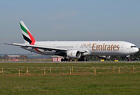 A6-EMW, le Boeing 777 d'Emirates impliqué dans l'accident, ici à l'aéroport Léonard-de-Vinci de Rome Fiumicino en février 2011.