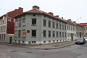 Bostadshuset vid Skolgatan 38 har sin långa sydsida mot Skanstorget 15-16.