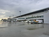 駐機場より空港ビルを望む。