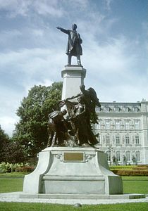 Monument à Honoré Mercier (1912) devant le Parlement de Québec.