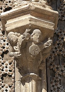 Anges musiciens. Chapiteau roman au centre du portail principal.