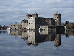 Vue d'ensemble de la forteresse entourée d'eau.