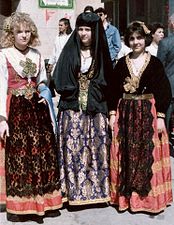 Women in Arbëreshë dress