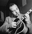 Django Reinhardt tijdens een optreden in de New Yorkse Jazzclub Aquarium, ca. november 1946