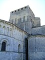 Vue sur l'abside et le clocher de l'église de Mornac