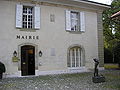 Mairie de Onex (Câmara municipal) com escultura La jeune fille agenouillée do escultor Heinz Schwartz