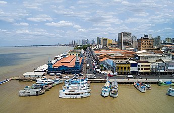 De haven van Belém met op de voorgrond de vismarkt Mercado Ver-o-Peso