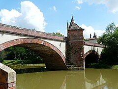 Le pont d'Auriac et sa chapelle.