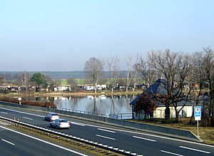 Hinten der Stausee, vorn die Autobahn über den Staudamm