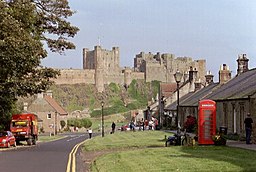 Slott och by i Bamburgh.