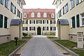 Wohnhäuser mit Stele für Erlwein in Dresden-Löbtau