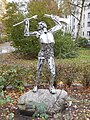 Metallskulptur Das Gewehr zerbrechen von Angelo Monitillo aus dem Jahr 2005 auf der Lütticher Straße vor dem Anti-Kriegs-Museums in Berlin-Wedding