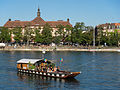 St. Johann-Fähre «Ueli», vom Grossbasel aus gesehen.