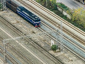 东风8型柴油机车0023号机车在站内