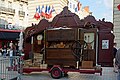 Rückansicht einer Straßenorgel auf dem „Festival de musique mécanique de Dijon“ 2015 (Côte d’Or, Bourgogne, France). Deutlich erkennbar sind die Antriebskurbel, die Schlagwerke sowie (links unten) die Lochstreifen-Faltkartons mit den Musikstücken.