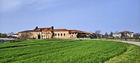 Cascina La Mandria[21] sulla strada Santhià-Cavaglià-Ivrea. Voluta (1741) da Carlo Emanuele di Savoia, edificata da Giacinto Bajis, (allievo dell'Alfieri), ha inserita nella facciata (in foto a Sx), la chiesa di Sant'Anna