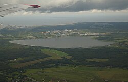 Letecký pohled na Maardu přes Maardské jezero