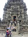 Berfoto di Candi Siwa, kompleks Candi Prambanan di tahun 2015