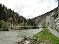 d Fussgängerbrugg Punt Ruinaulta über de Vorderrhy bim Bahnhof Trin