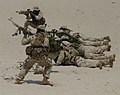 SEALs mientres un entrenamientu de combate direutu en desiertu.