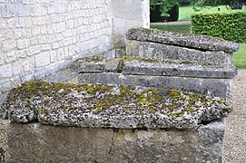 Sarcophages dans le parc de l'abbaye.